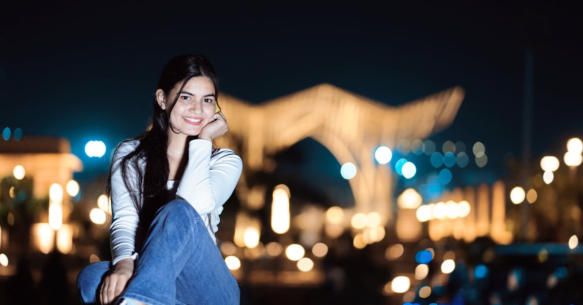 スマートリングの使い方を説明するシーンや装着している様子