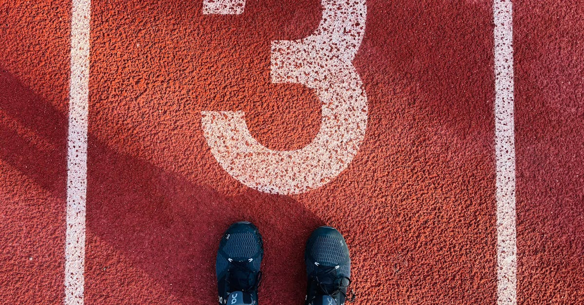 ED治療に一歩踏み出す決意をした男性がスマホを手にしている前向きなイメージ画像