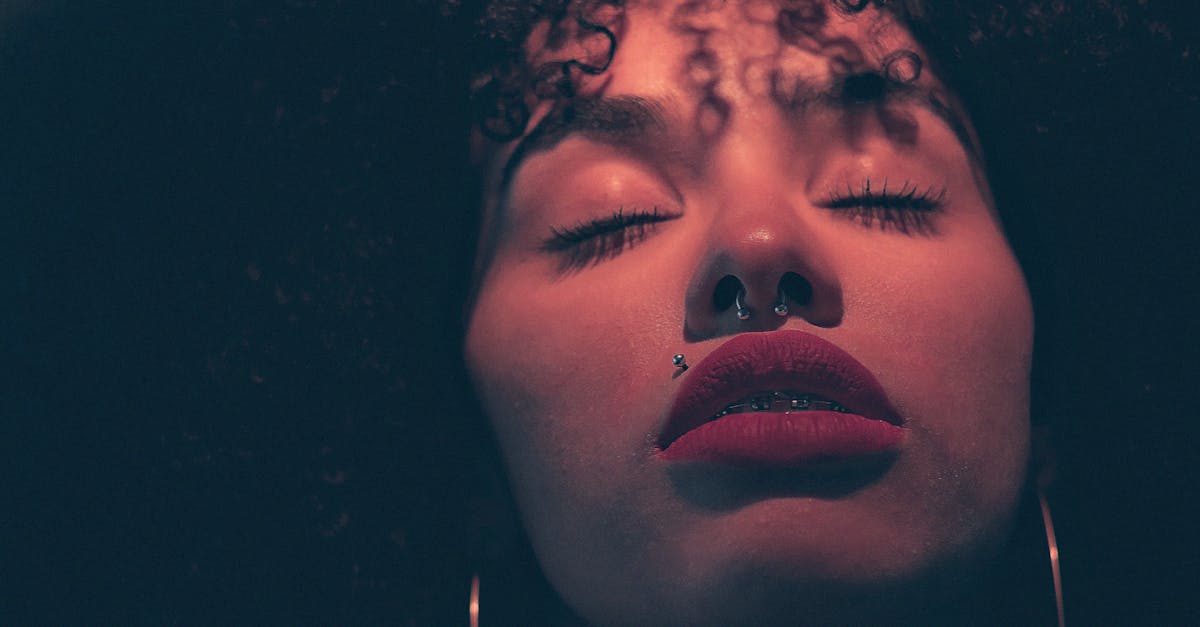 鼻毛の医療脱毛を検討する女性が鏡を見ながら不安そうにしている様子