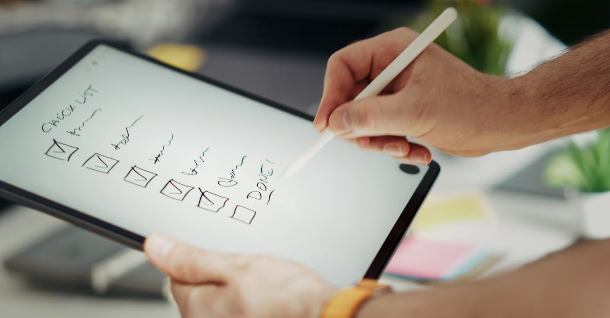 口コミやレビューの信頼性をチェックするポイントをメモしているイメージ画像