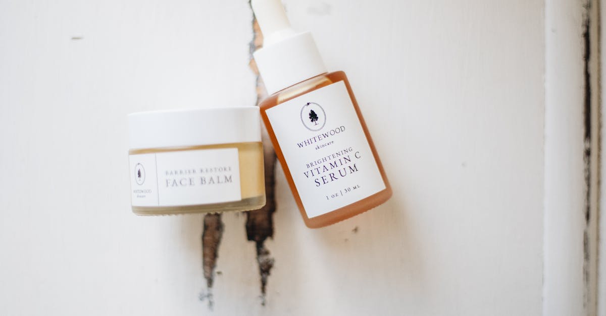 柔らかな光の中に置かれた高級感のあるスキンケアボトル。上品で落ち着いたトーンの締めくくりイメージ。