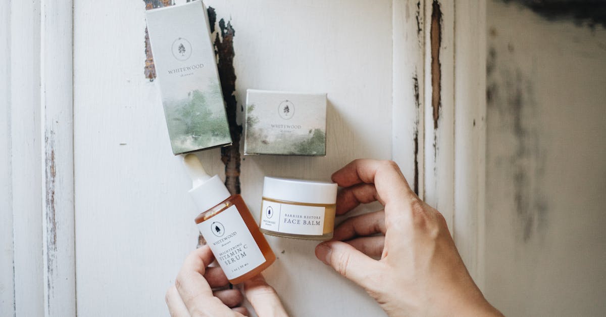 美容液の成分分子をイメージした透明な液体と分子構造。科学的でクリーンな印象のビジュアル。