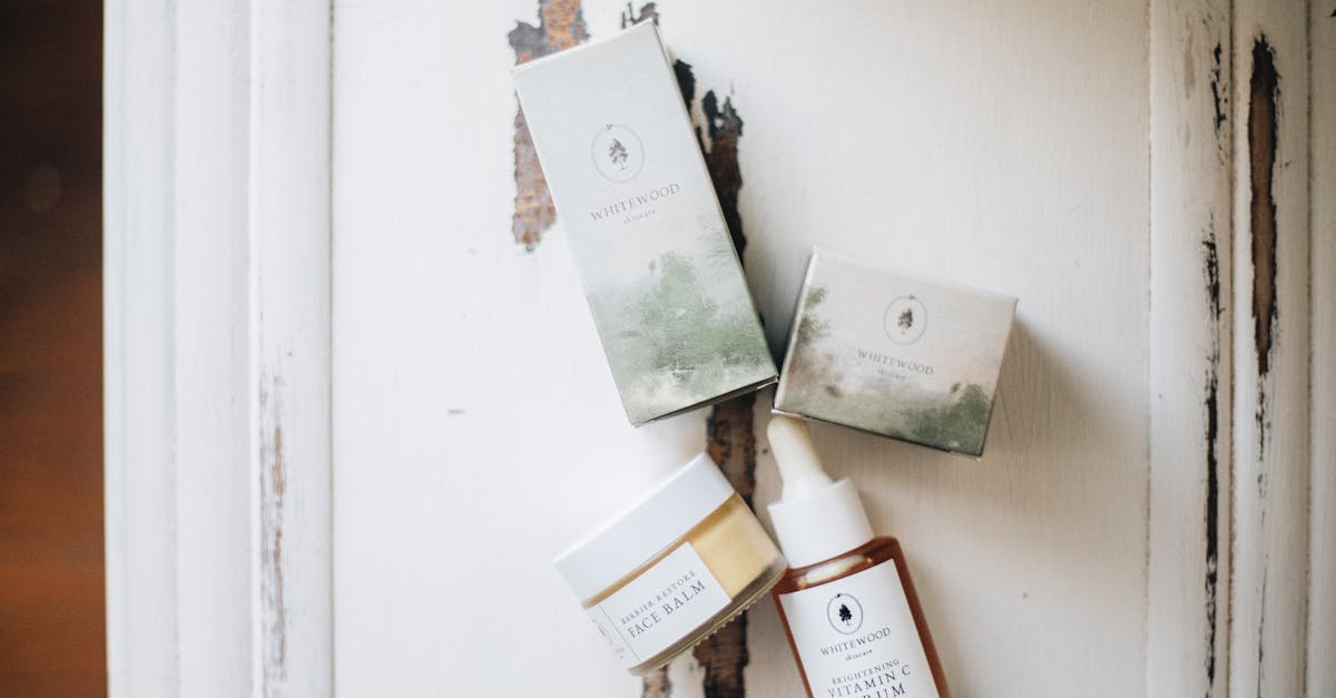 手の甲にのせた化粧水のテクスチャーを自然光の中で撮影。なめらかで軽やかな質感を伝えるビジュアル。