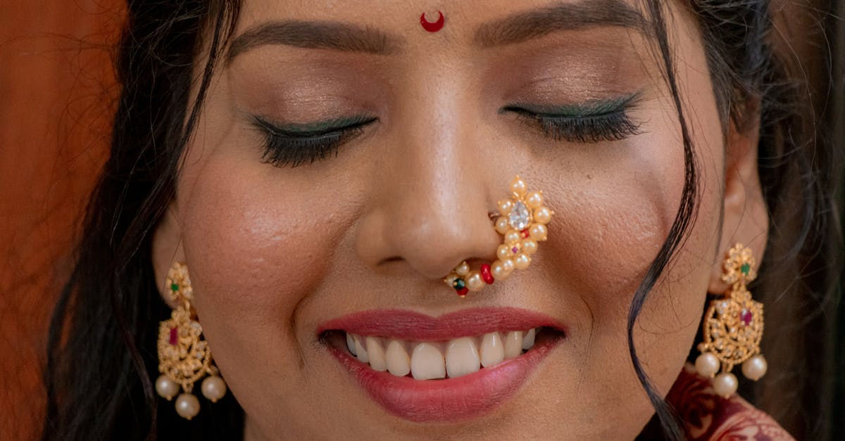 朝の光の中でメイクを仕上げる女性。ツヤとハリのある肌が自然光に反射する美しいイメージ。