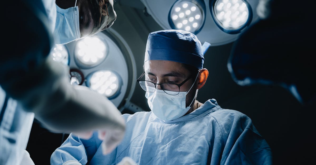 美容クリニックの医療脱毛料金表を確認する女性のイメージ