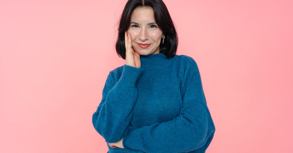 高いユーザー満足度とリピート率を示すグラフを見る男性