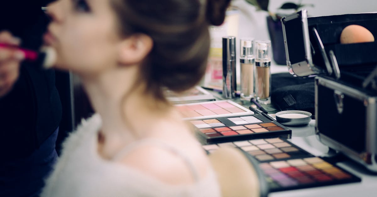 ファンデーションの色選びと交換・返品保証を説明する図