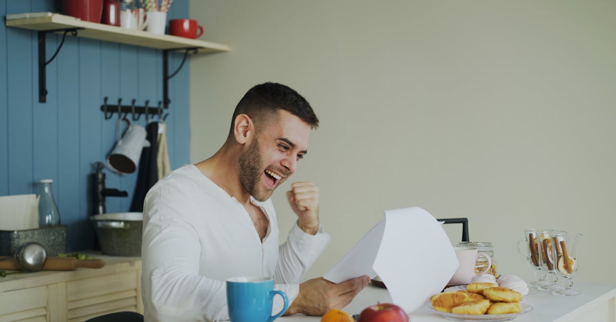 朝から元気に目覚める30代男性のイメージ