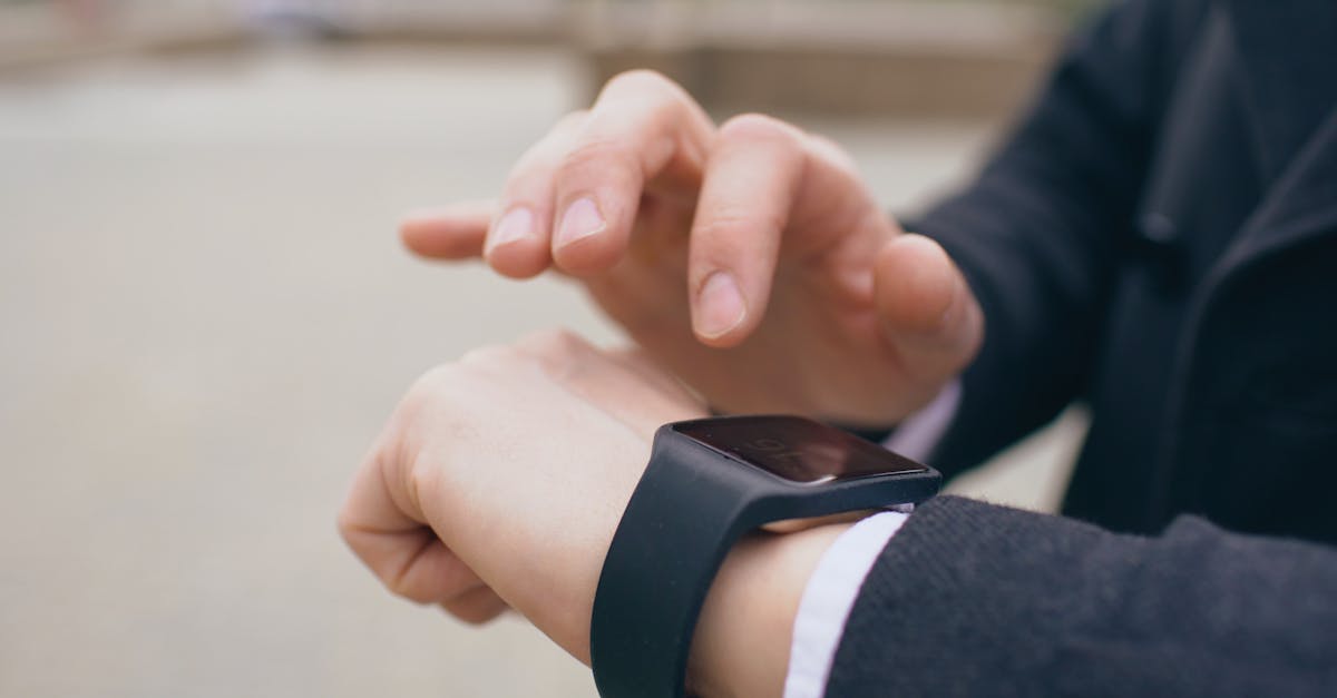 スマートリングを使って生活が変化した人々の笑顔やレビュー風景