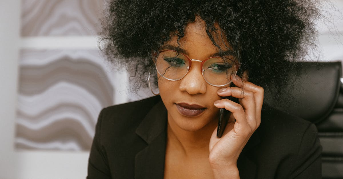 アデランスの無料体験で一部気になる点をスタッフに質問する男性のイメージ