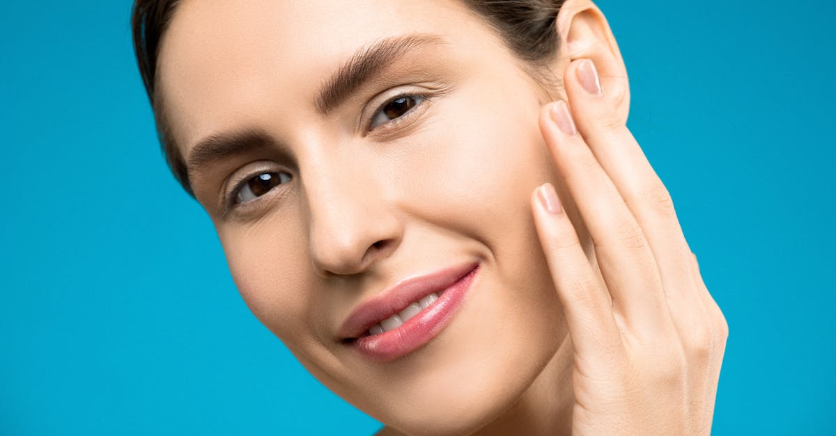 肌の3層構造（表皮・真皮・皮下組織）をわかりやすく示す図。真皮層がハリを支える重要な役割を果たす様子を解説。