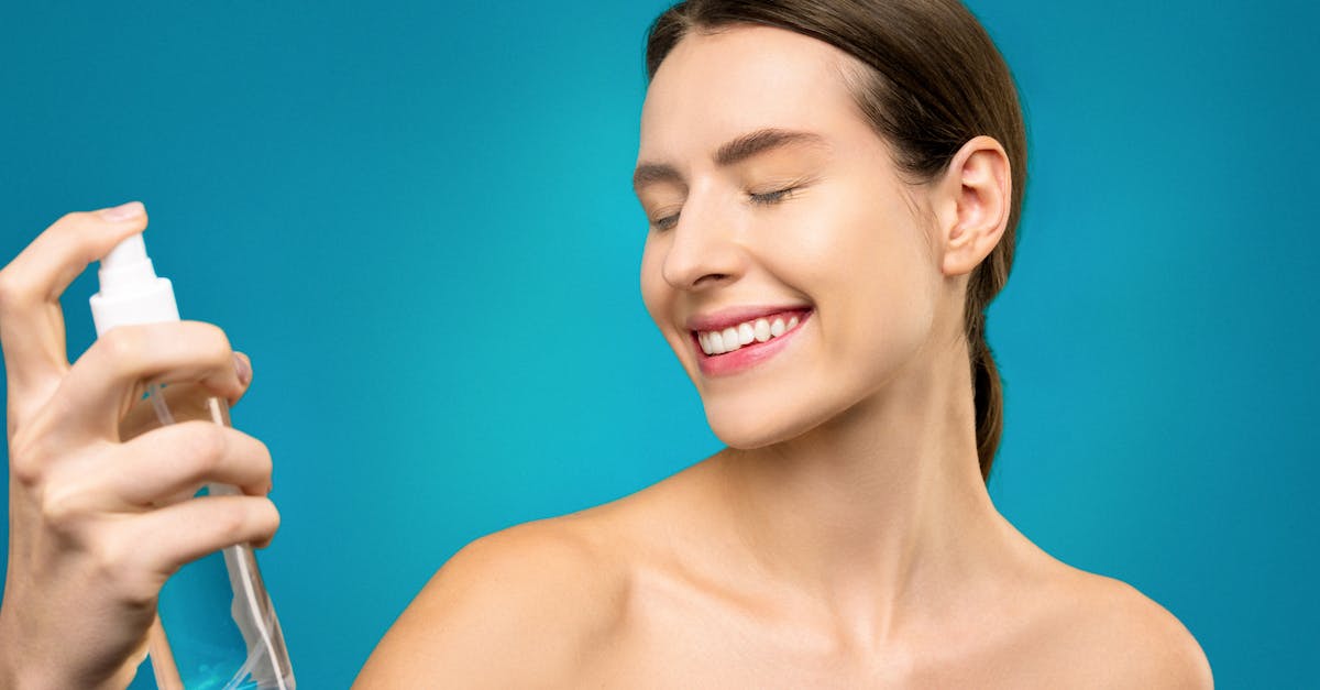 30代女性の頬のクローズアップ。毛穴が引き締まり、なめらかで輝く肌の様子を描いたビジュアル。