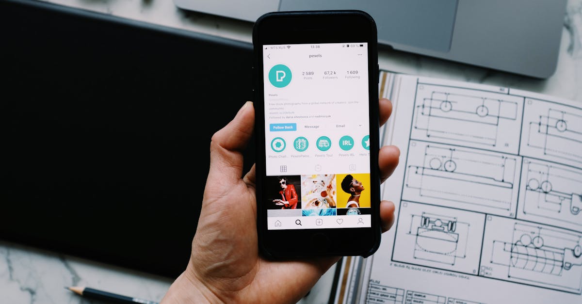高いユーザー満足度とリピート率を示すグラフを見る男性