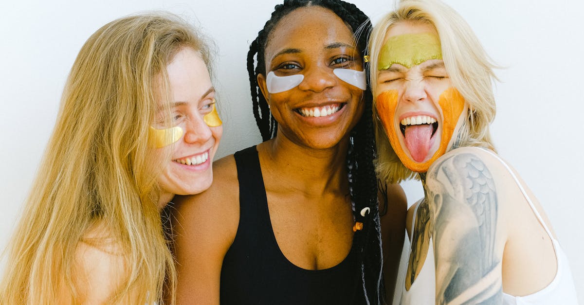 複数の女性がスキンケアタイムを楽しむ様子。リラックスした表情と美しい素肌が印象的な構図。