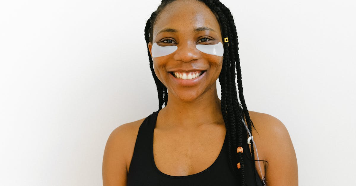 トリピュアを継続して理想のボディラインを手に入れた女性。自信に満ちた笑顔で健康的な美しさを表現。