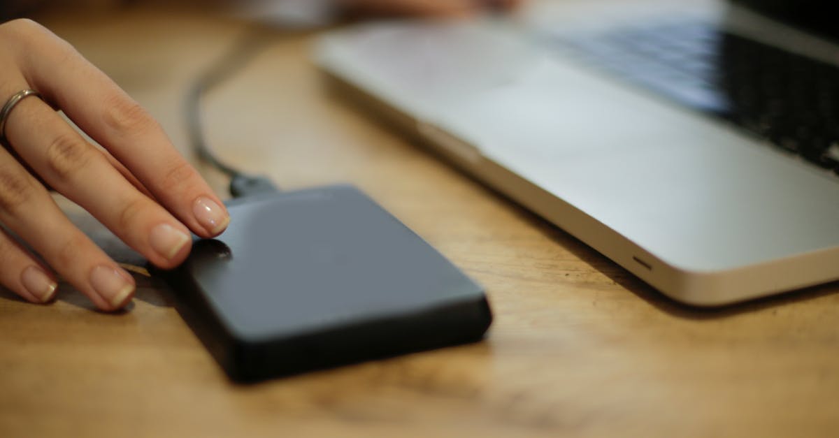 充電器に置かれたスマートリングとそのバッテリー持続時間の表示