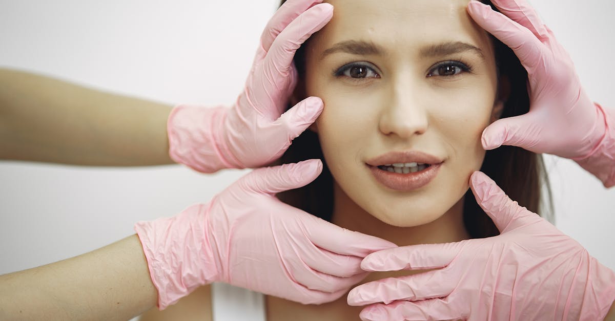 自信に満ちた笑顔で前を向く女性。ハリとツヤを取り戻した肌が光を反射し、希望に満ちた印象を与える構図。