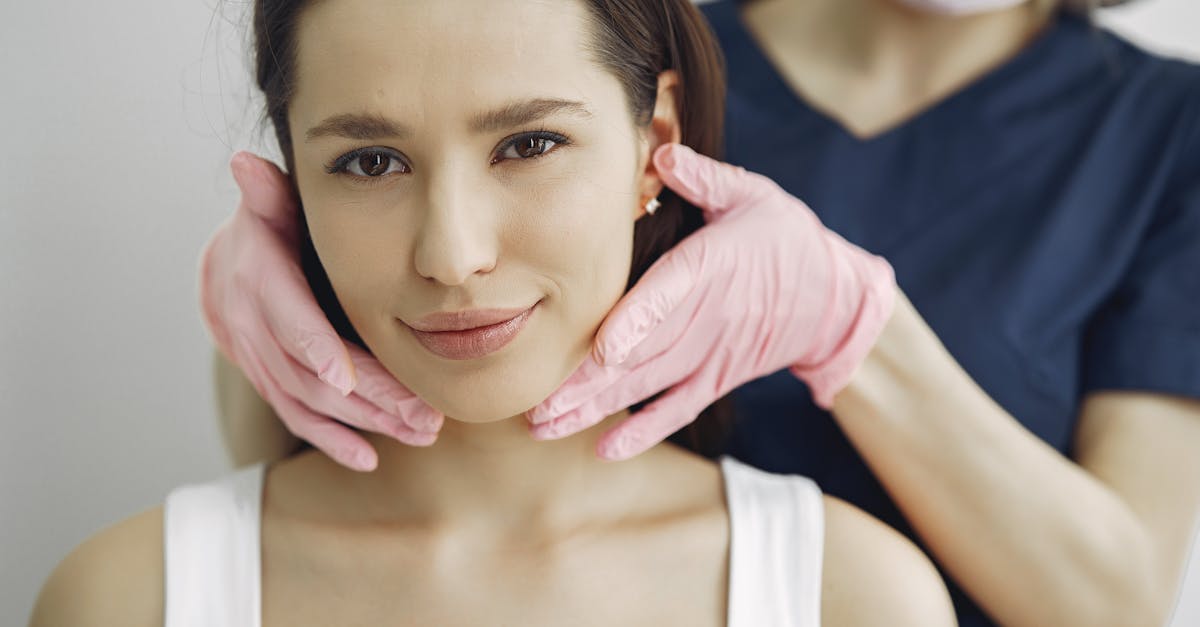 鏡の前で自分の肌に触れ、穏やかに微笑む女性。効果を実感して満足する姿を表現したイメージ。