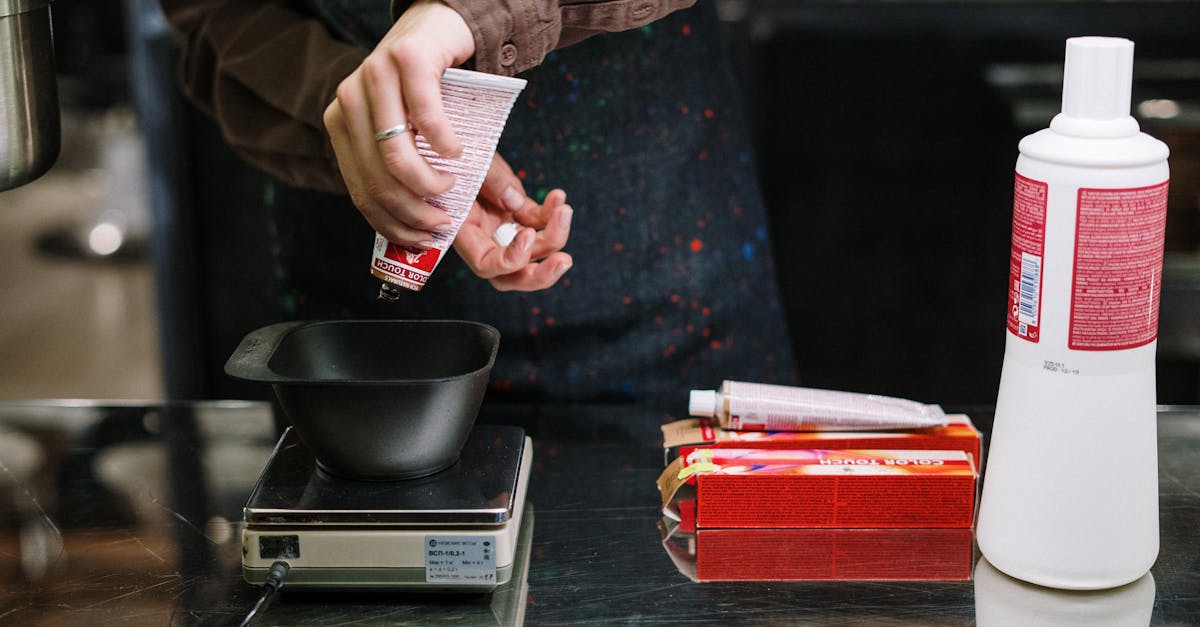 通いやすさを重視してサロンを比較検討している男性のイメージ画像