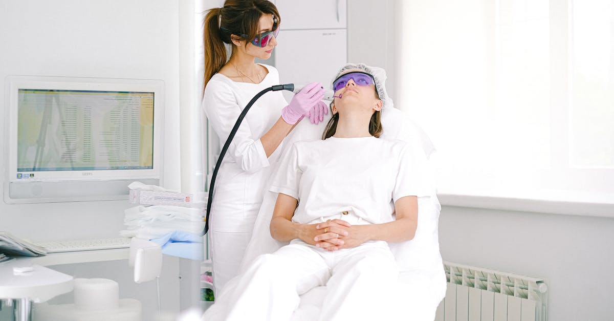 医療脱毛契約前にチェックすべきポイントを確認する女性