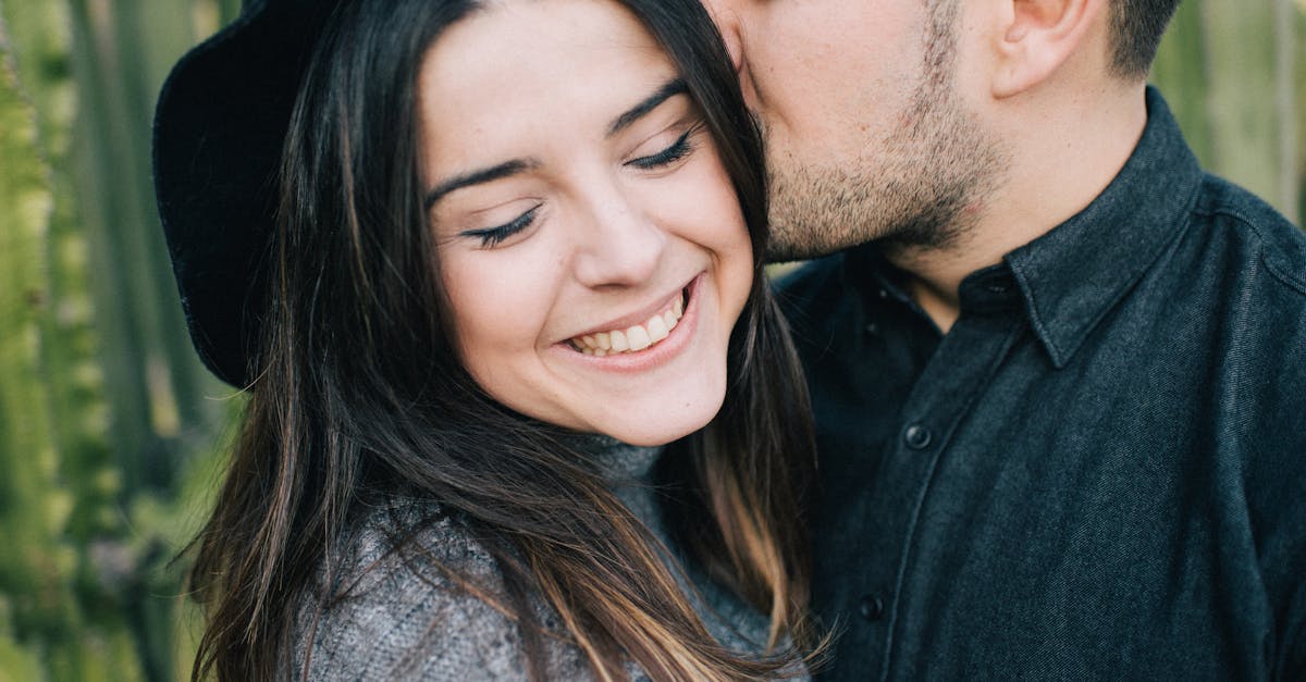 アデランスのスタッフが人工毛を1本ずつ結びつける施術中の様子