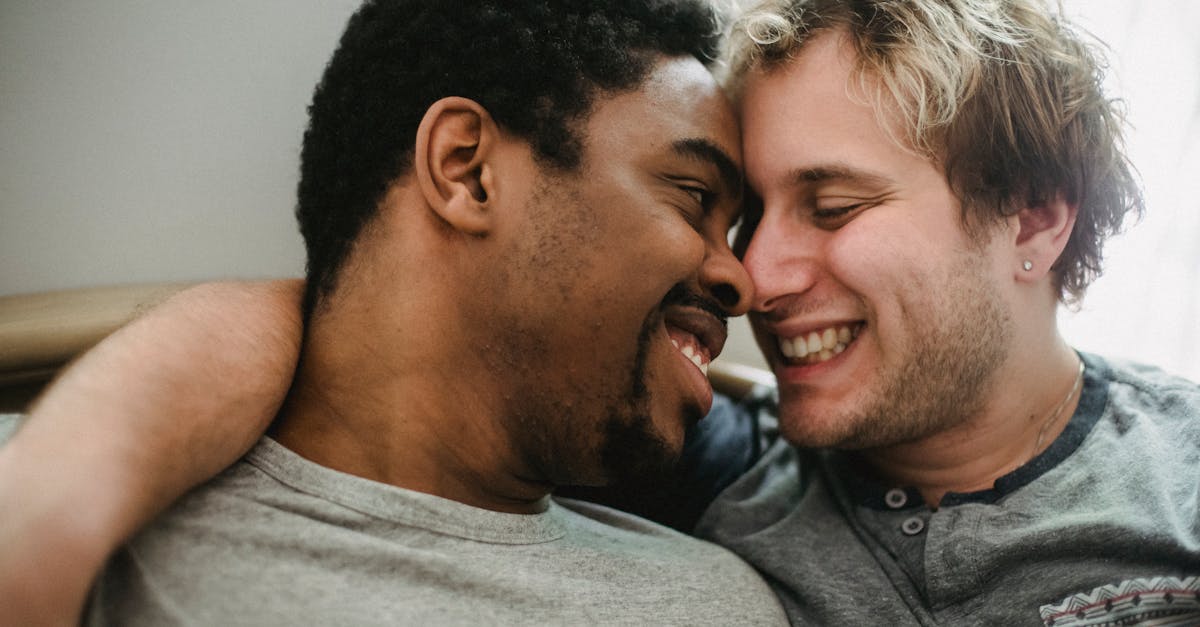 パートナーとの関係が改善された男性。自信回復による良好な関係の変化。