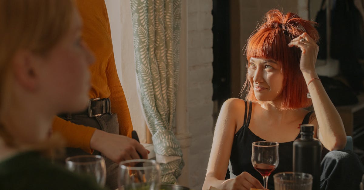 登校前の朝にドリンクを飲んで元気に出かける中学生の様子。さわやかで明るい朝の雰囲気