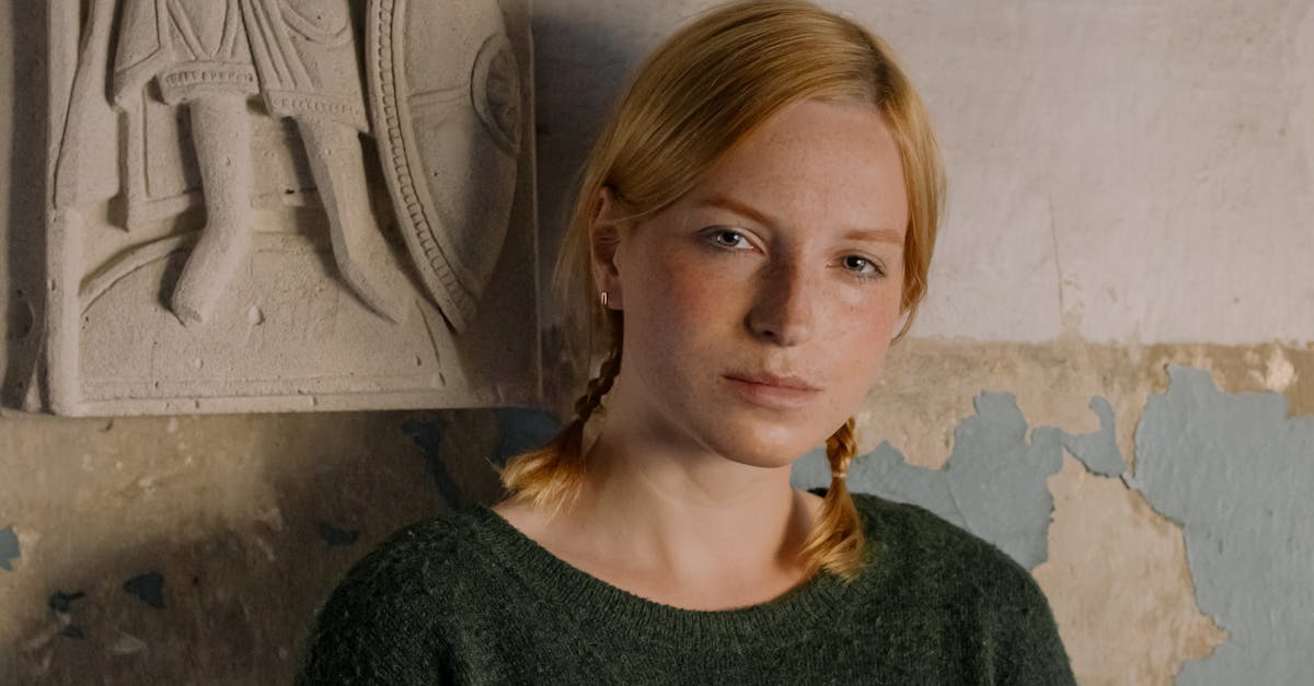 カミソリで肌を傷つけてしまう男性の様子を示すイメージ画像