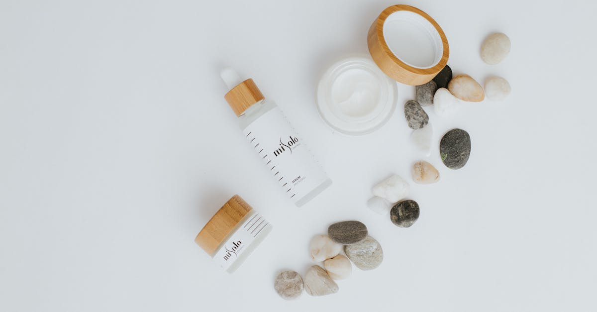 トイロバイタライジングのボトルを上品に撮影したイメージ。清潔感と高級感を感じる美容液の雰囲気を表現。