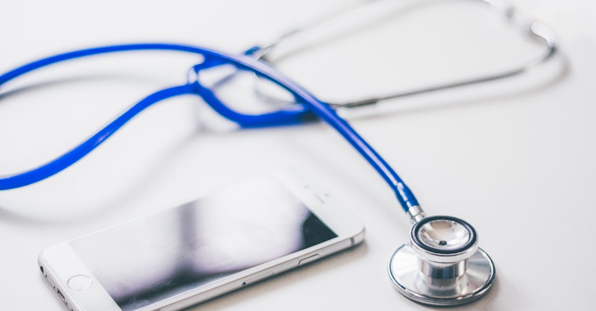 レバクリの公式サイトにアクセスして診療予約ページを開いているスマホ画面のイメージ