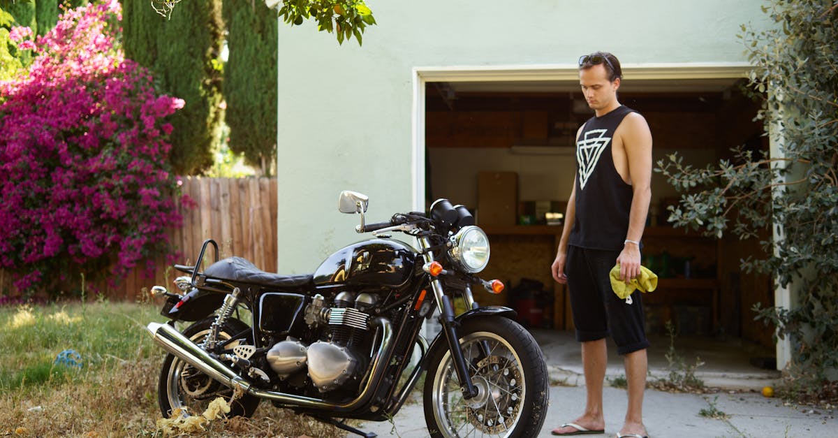 寝ても疲れが取れずに悩んでいる男性が頭を抱えている様子