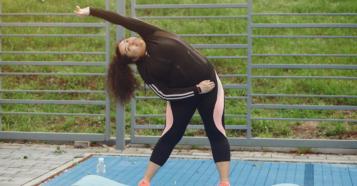 日々の健康管理ノートにトリピュアの摂取記録をつける女性。継続習慣の重要性を表す。