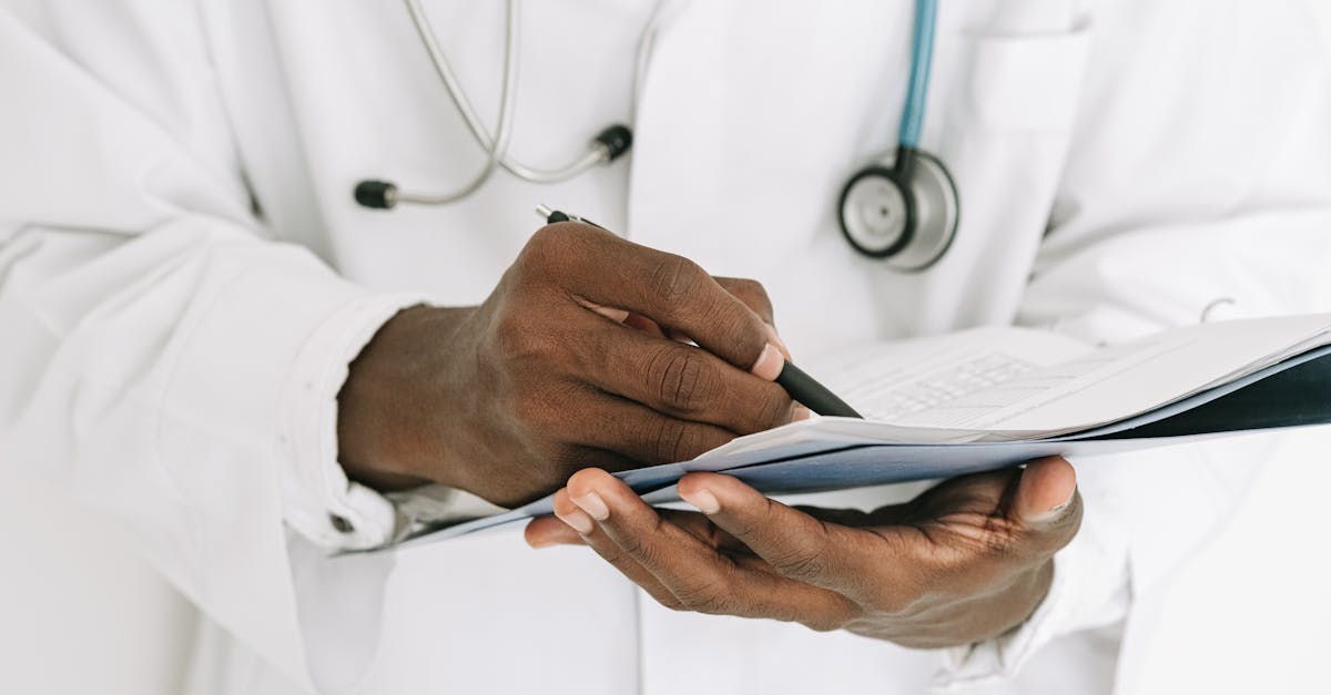 男性専門クリニックでの相談風景。治療の多様化とカスタマイズ医療。