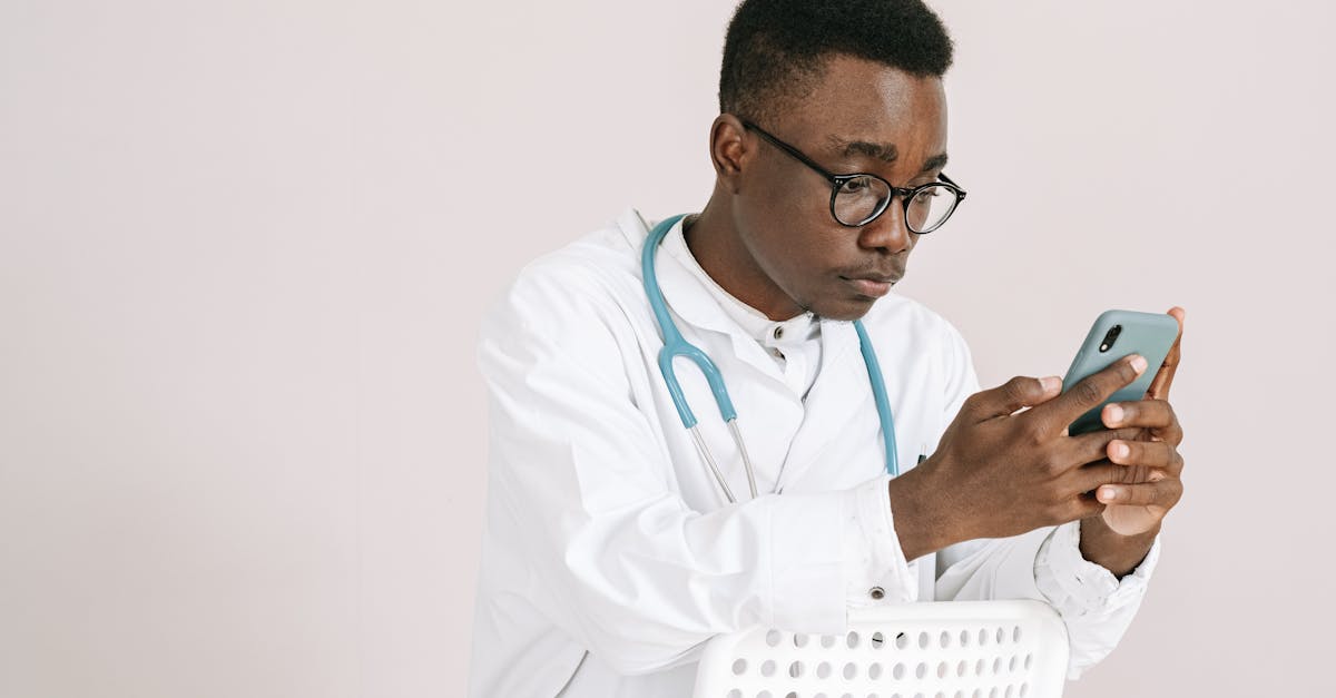 EDの症状や既往歴などをスマートフォンで入力している様子のイメージ画像