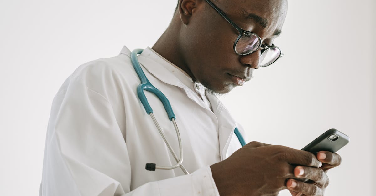 レバクリの料金をスマートフォン画面で確認する男性のイメージ画像