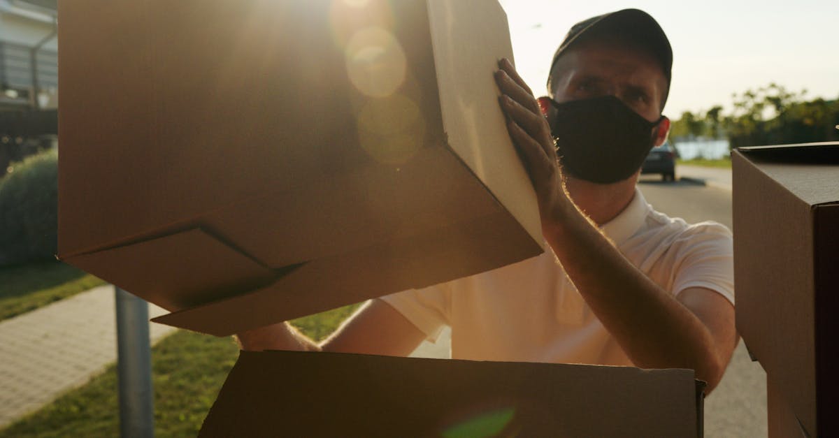 ノビエースの定期便が自宅に届くシーン。清潔な箱に製品が neatly 入っているイメージ