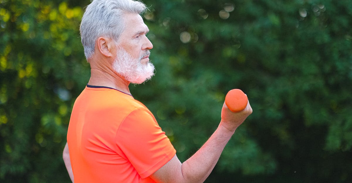 50代の男性がBLAZAR-αで若々しさを取り戻し元気に生活している様子のイメージ画像