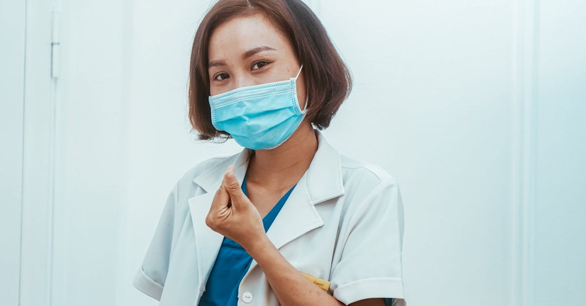 医師が鼻毛脱毛の安全性について説明している様子