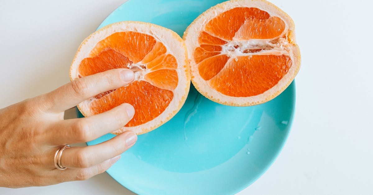 ED治療薬の副作用に不安を抱く男性が薬を手にして悩んでいる様子