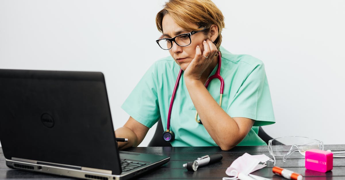 レバクリの利用前に必要な準備やチェック項目をスマホで確認している様子