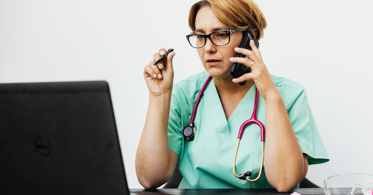 アデランスのスタッフがデスクで料金説明を行っているイメージ画像