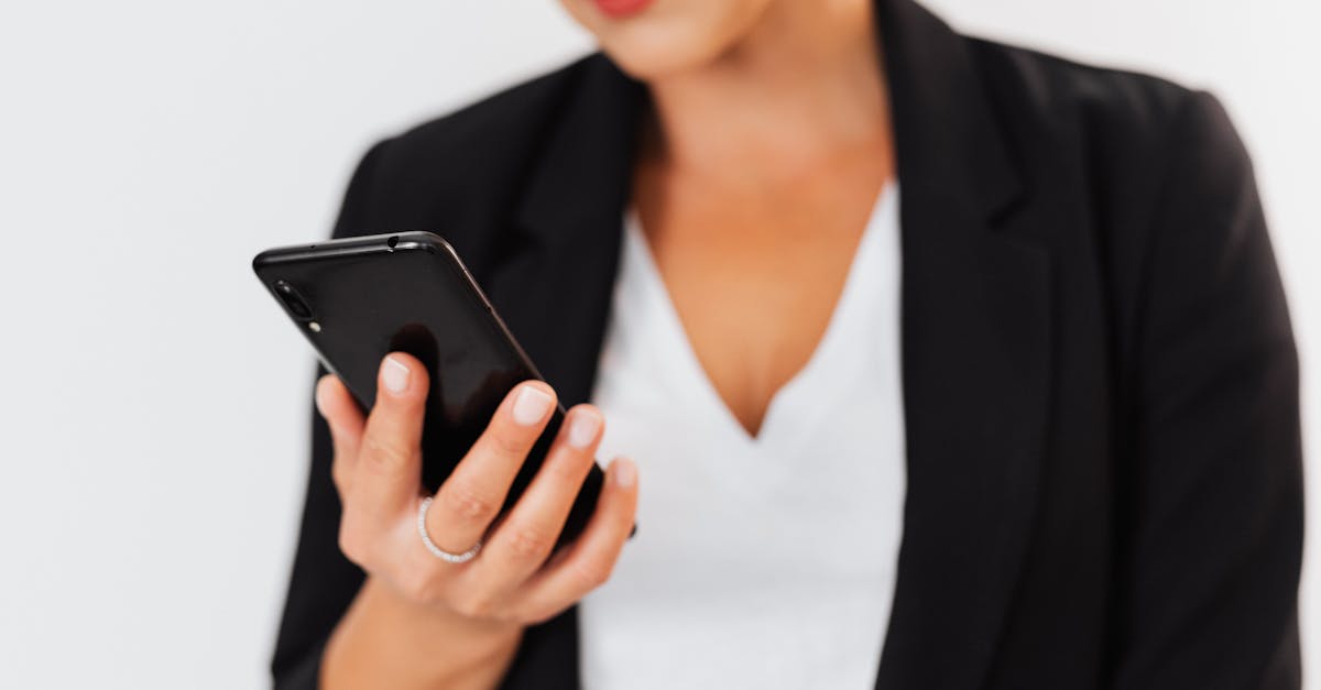 子育てと家事の合間にスマートリングで体調チェックをする母親