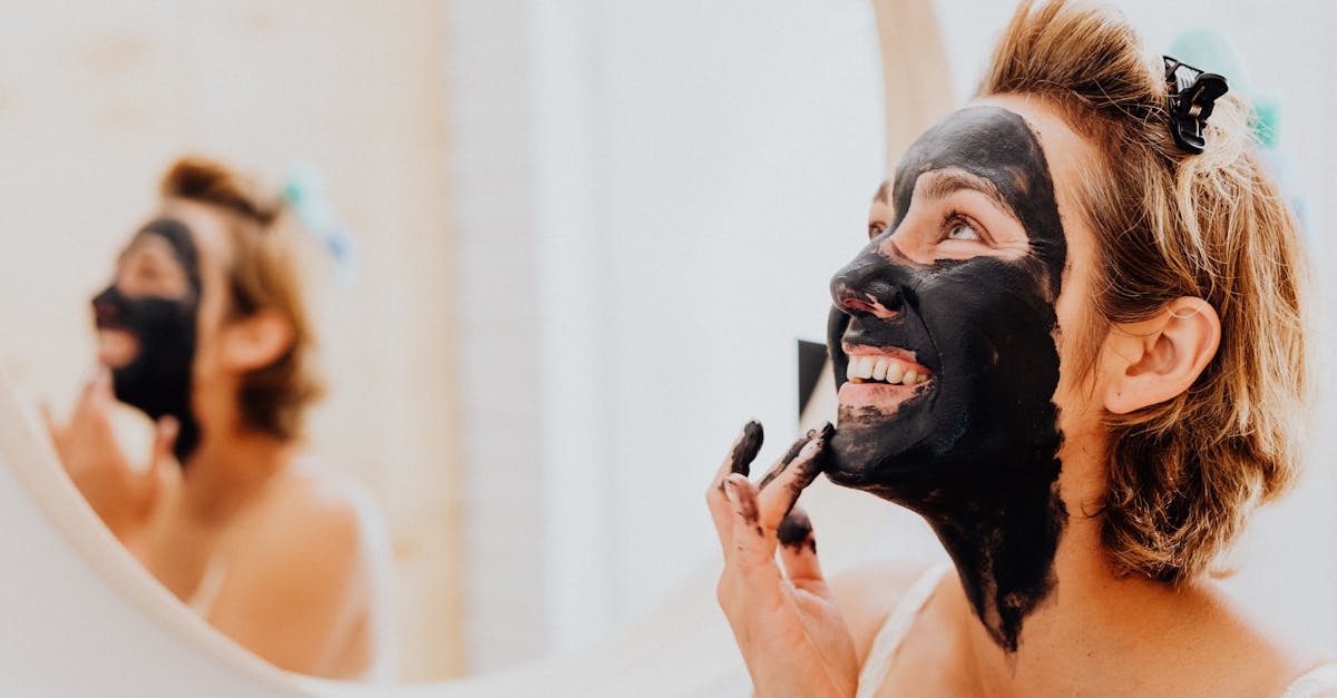 40代の女性が鏡を見ながら微笑むシーン。肌のツヤとハリに満足している様子を表現。