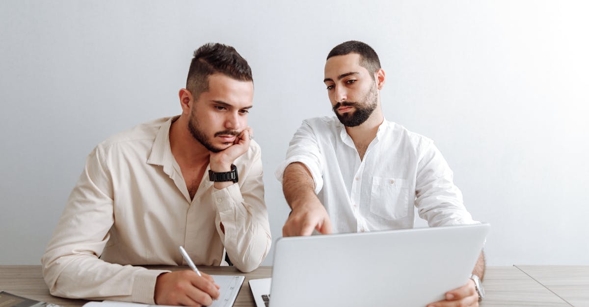 アデランス店舗でスタッフと相談する男性のイメージ画像（無料体験の説明を受けている）