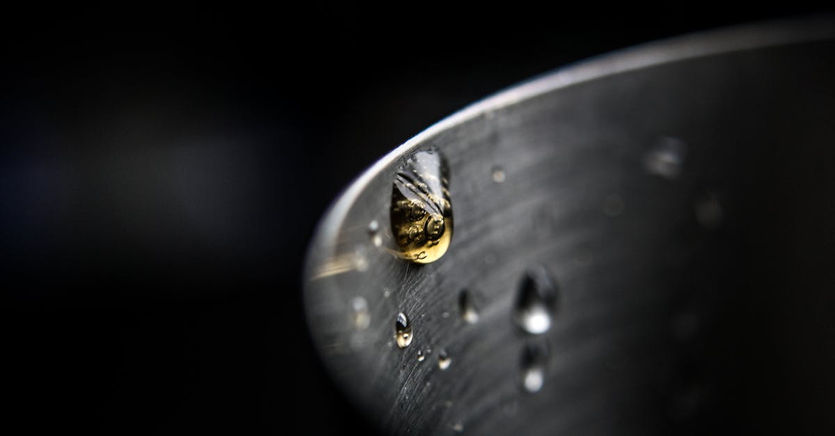 美容液のしずくが光を反射して輝くクローズアップ写真。高濃度処方のとろみと透明感を表現。