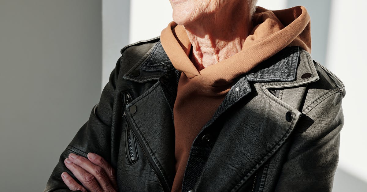 自然光の中で微笑む女性。メイクなしでもツヤとハリのある肌に自信を持つ様子を表現。