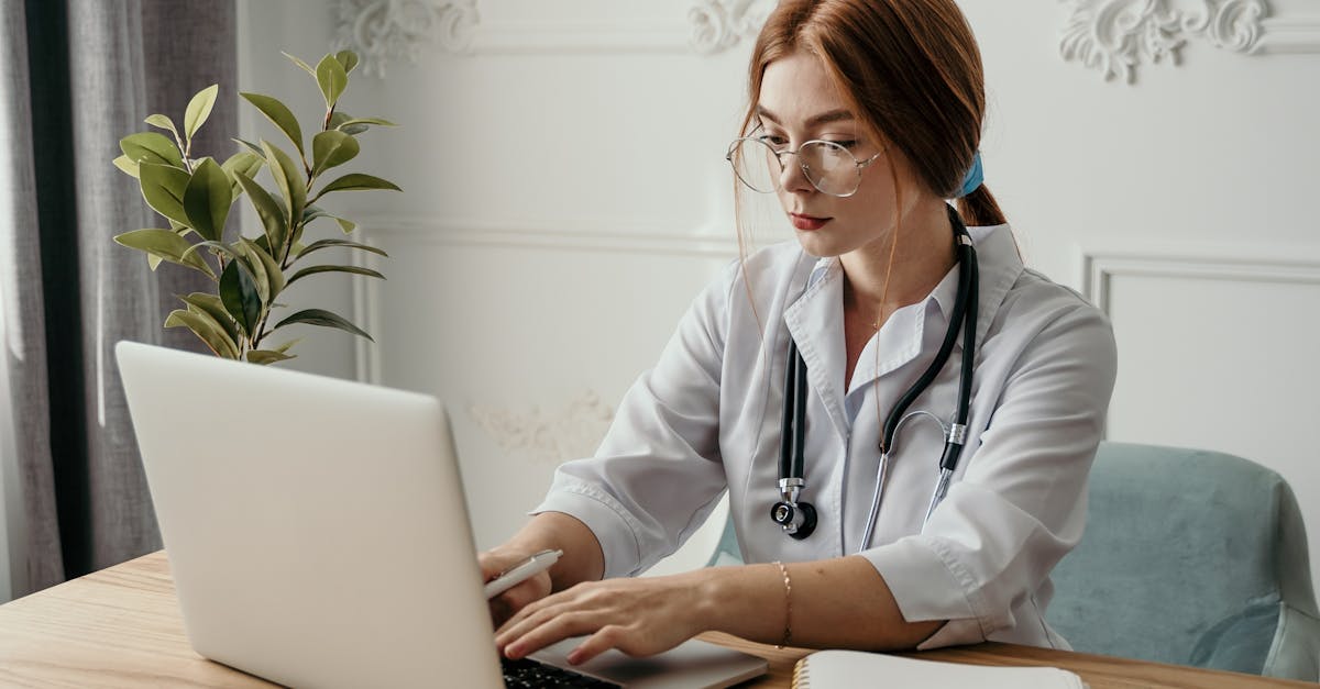 レバクリの利用前に必要な準備やチェック項目をスマホで確認している様子