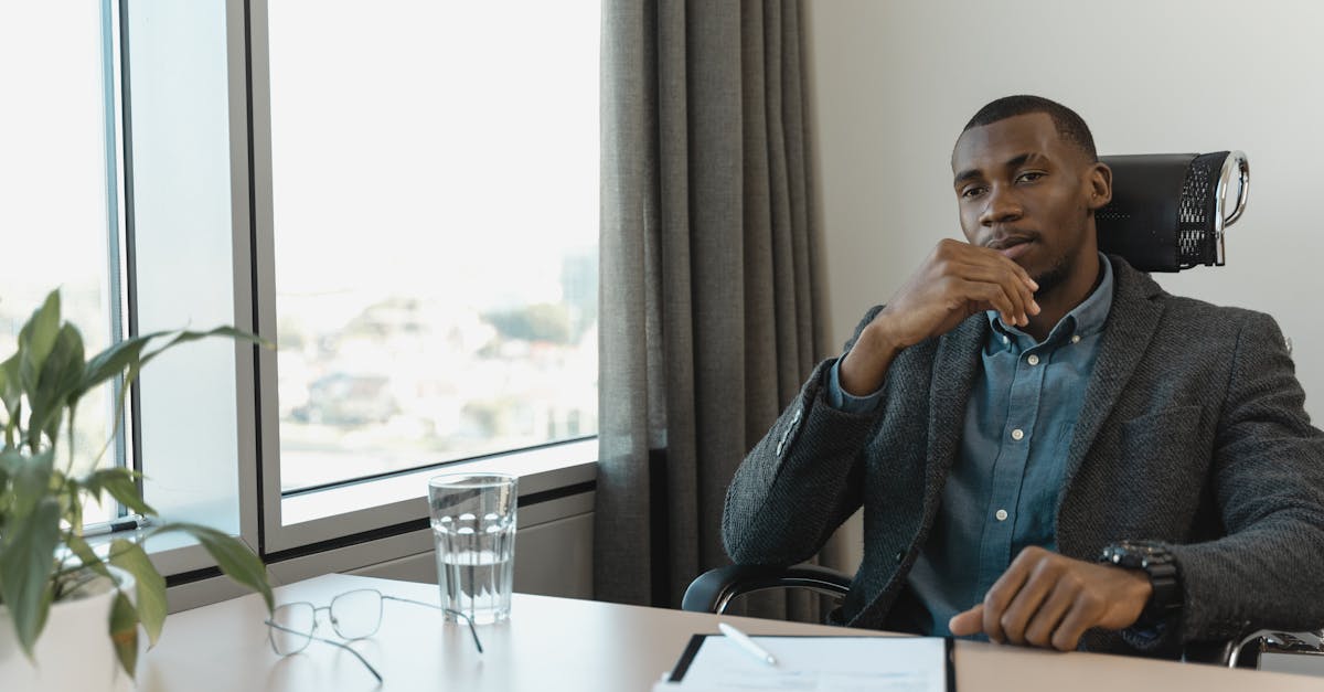 クラチャイダムゴールドで活力を取り戻す決断をする男性のイメージ