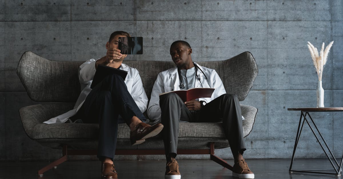 医療脱毛クリニックの口コミをスマートフォンで確認する女性