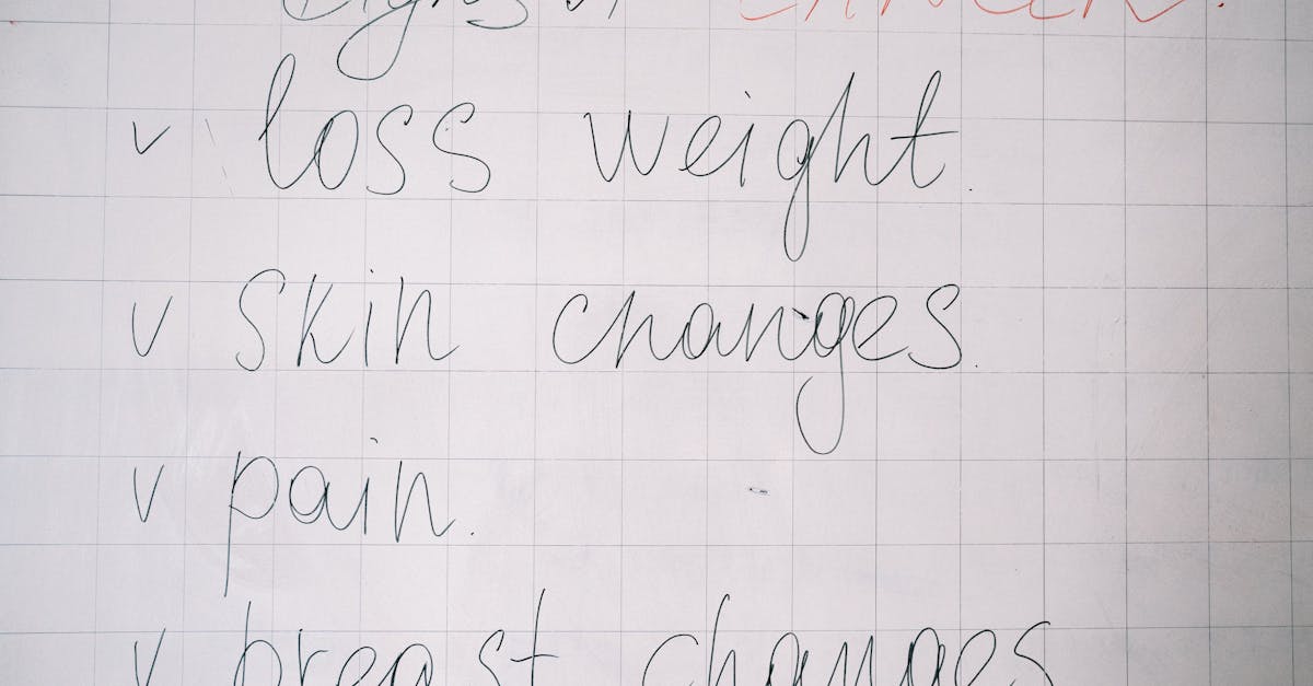 自分のED症状や状況に当てはまるかチェックリストを見ながら確認する男性